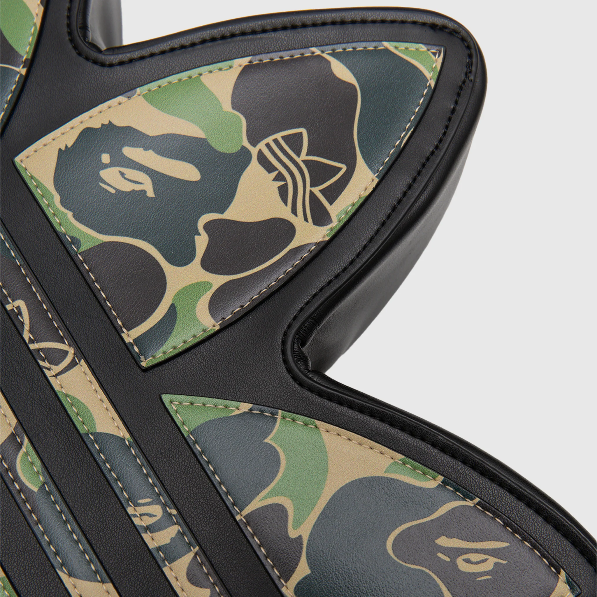 x BAPE TREFOIL SHOULDER BAG "BLACK" - Image 3